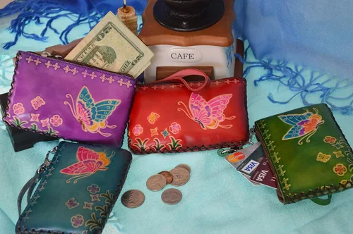 Vista 2 de BPLeathercraft Bolso de cuero para cambiar, cartera hecha a mano, rectangular, una mariposa voladora y flor., Rojo 1