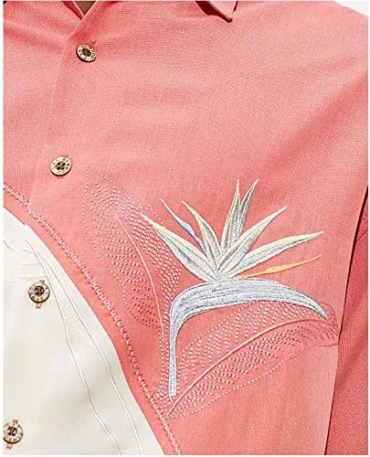 Vista 2 de Bamboo Cay Camisa de campamento bordada hawaiana tropical con flores de media luna para hombre