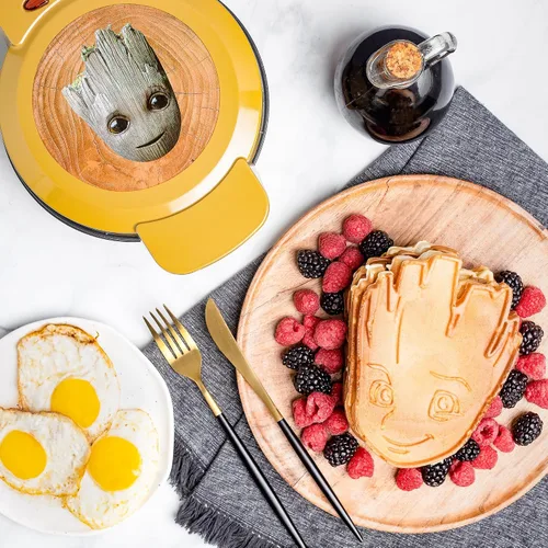 Vista 4 de Uncanny Brands Marvel Deadpool Waffle Maker - Merc With a Mouth on Your Waffles- Plancha para gofres