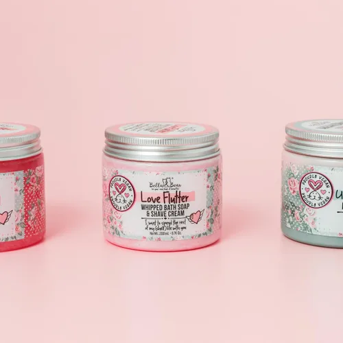 Vista 2 de Bella & Bear Love Flutter - Jabón de baño batido y crema de afeitado – Gel de baño para mujeres y niñas – Alternativa perfecta al jabón en barra