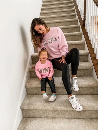 Vista 4 de MNLYBABY Sudadera Mama para mujer, cuello redondo, estampado de corazón de leopardo, sudadera de manga larga casual