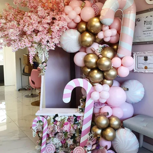 Vista 4 de Kit de arco de globos de Navidad pastel de 158 piezas, globos de color rosa, morado y plateado con detalles de bastón de caramelo 3D y piruletas