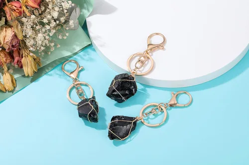 Vista 3 de Jovivi Llavero de piedra de cristal de cuarzo natural crudo envuelto en alambre irregular con piedras preciosas curativas para mujeres y hombres