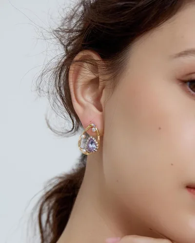 Vista 2 de Pendientes morados para mujer, aretes morados y dorados para mujer con circonita de amatista en forma de lágrima, perlas y pavés de cristal, aretes