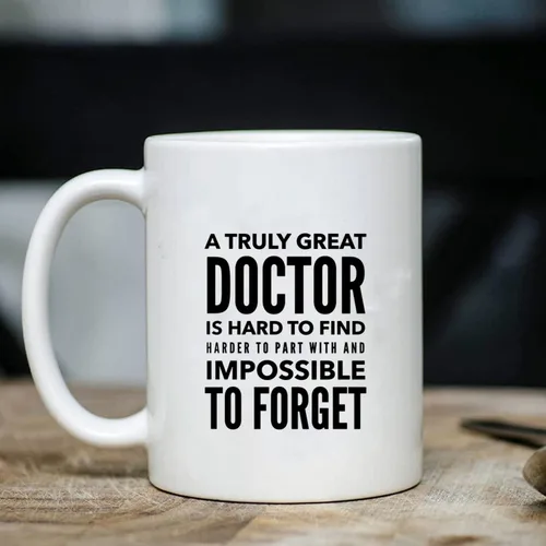 Vista 3 de Taza inspiradora y sarcasmo con texto en inglés "A Truly Great Doctor is Hard to Fond", regalos inspiradores y sarcasmo para hombres y mujeres
