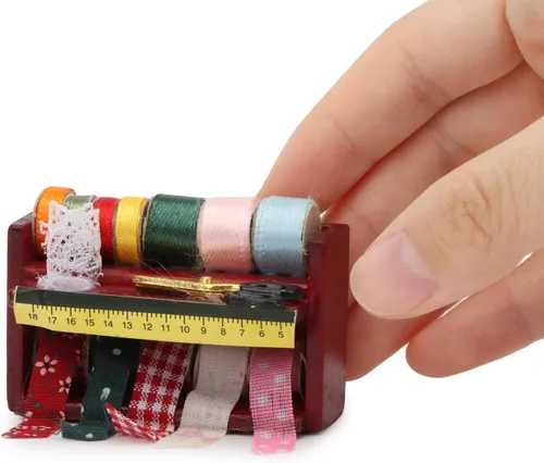 Vista 8 de Accesorios para casa de muñecas, kit de herramientas de costura en miniatura, accesorios para sala de coser, cesta de costura, modelo de simulación