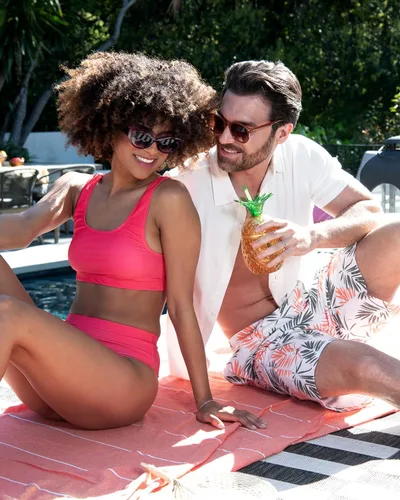Vista 5 de Real Essentials Paquete de 3 Bikini de 2 piezas para mujer, traje de baño deportivo para adultos, para la playa, tankini, disponible en tallas