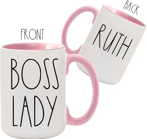 Vista 3 de BOSS LADY Farmhouse - Taza de cerámica de 15 onzas con inspiración estilo flaco Font PINK! Tu texto personalizado en la parte posterior