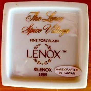 Vista 2 de Lenox Spice Village - Tarro de especias de porcelana, diseño victoriano, azafrán