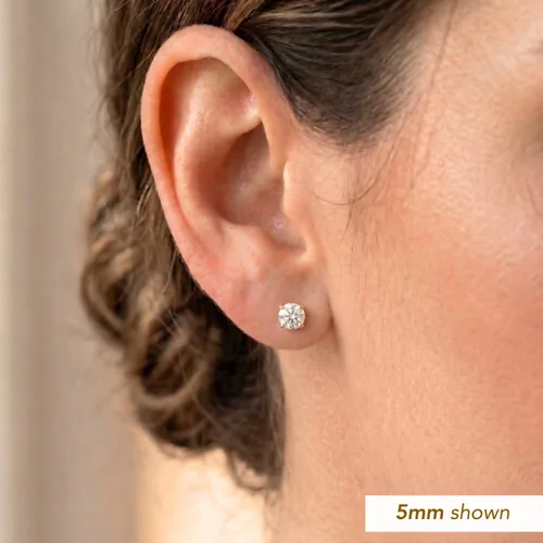 Vista 2 de Aretes de oro amarillo de 14k solitario con cubo y zirconia, con broches seguros