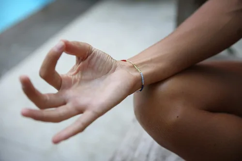Vista 7 de BALIPURA - Pulsera Aura de 7 chakras para mujer - Cuentas pequeñas de 0.079in (pequeñas) piedras preciosas naturales, granate y amatista, cuentas
