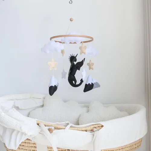 Vista 5 de Móvil de cuna de dragón para niños, móvil de fieltro para cuna, decoración de guardería gris y negro, colgante móvil de nube y estrella, regalo