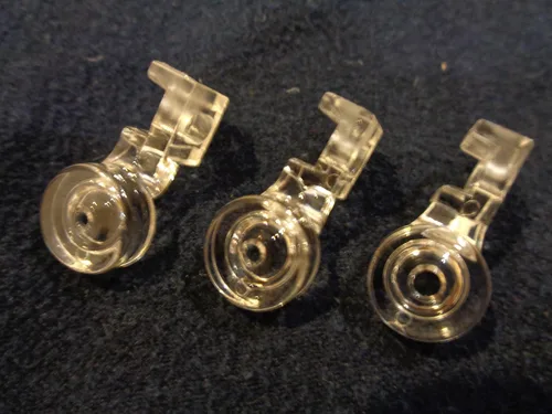 Vista 2 de NGOSEW 3pcs claro que acople el pie decorativo del pie que acolcha el bordado para las máquinas de caña baja