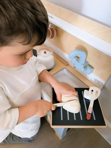 Vista 5 de Tender Leaf Toys Mini Chef Home Kitchen – Cocina de madera totalmente equipada con accesorios para cocinar – Desarrolla habilidades sociales
