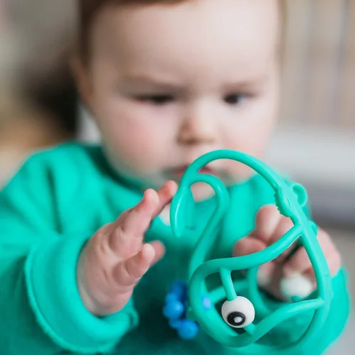 Vista 4 de Nuby Chewy Chums All - Mordedera calmante de silicona, ballena - 3M+