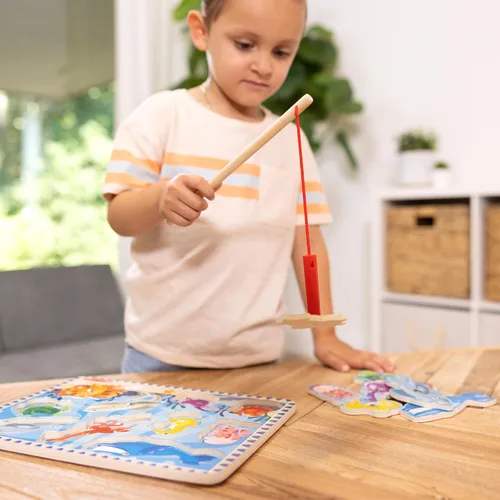 Vista 6 de Melissa & Doug - Juego de pesca magnético de madera y rompecabezas con imanes de animales marinos de madera