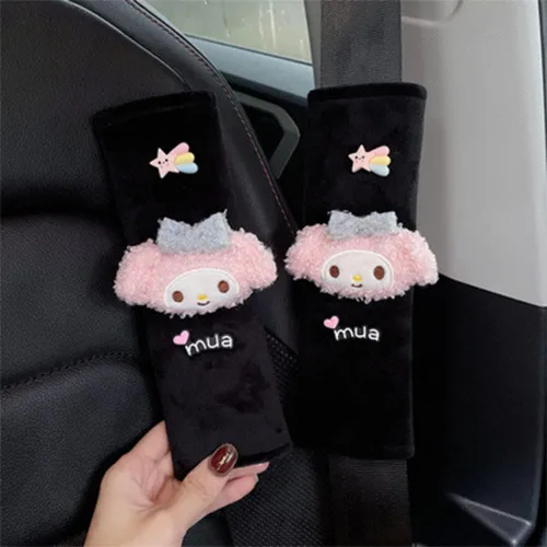 Vista 2 de Funda Kawaii para cinturón de seguridad de automóvil, lindo juego de 2 piezas de correa de asiento de anime, protector de cuello, decoración