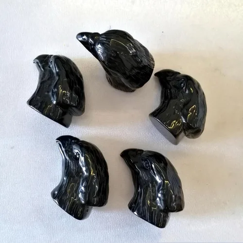 Vista 4 de Estatua de cristal curativo de obsidiana negra natural, estatua de águila guardiana de oración, 2 pulgadas, tallada en bolsillo, figuras de piedra