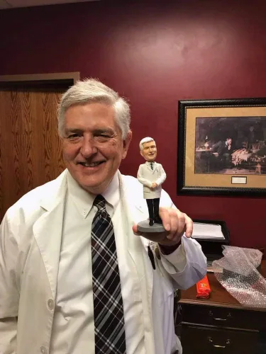 Vista 4 de Figuras Bobbleheads Personalizadas Esculpidas por el Famoso Artista de Arcilla de TikTok Jerry Regalos de Figuritas Personalizadas para Novio Esposo