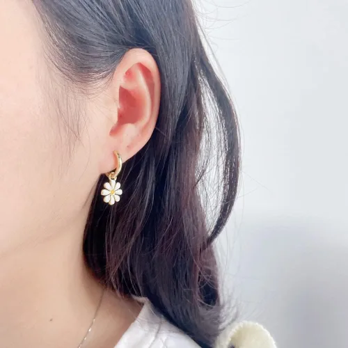 Vista 5 de Aretes de aro pequeño con dije de margarita para mujeres y niñas, cartílago, hipoalergénicos, sin níquel, delicadas, lindas flores de la suerte