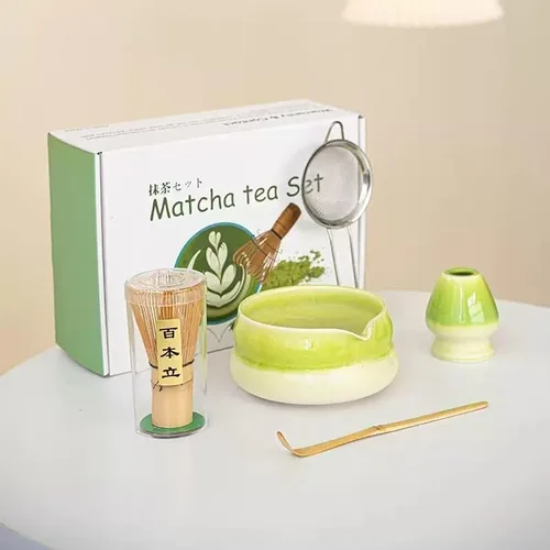 Vista 2 de Juego de té Matcha premium, 5 piezas con cuenco de cerámica esmaltada de transformación en horno, batidor de bambú de punta, cuchara, tamiz y Marrón