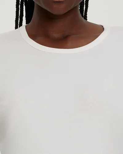 Vista 4 de Camiseta de manga larga elástica con cruz blanca, perfecta para debajo del uniforme.