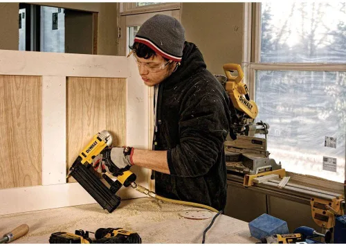 Vista 8 de DEWALT Clavadora de puntilla de calibre 18 con punto de precisión (DWFP12233)