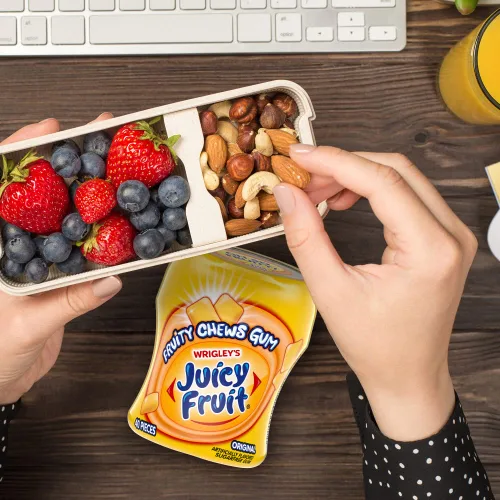 Vista 4 de JUICY FRUIT Gum - Paquete original de goma de mascar a granel, botella de 40 piezas (paquete de 4) On-the-go chewing gum, bubblegum candy, 4 pack