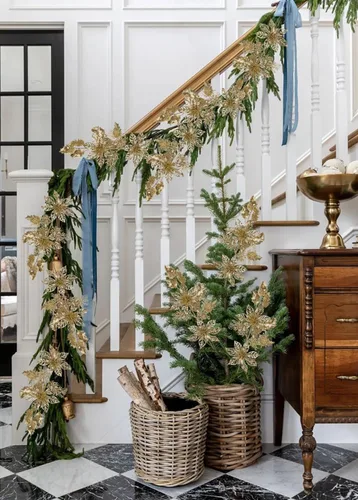 Vista 5 de 6 piezas de selecciones para árbol de Navidad de 25 pulgadas con purpurina, flores de Pascua con purpurina en aerosoles con flores, hojas de acebo