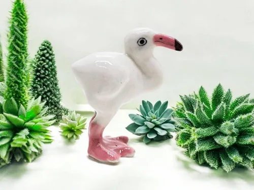 Vista 4 de WitnyStore Pequeña figura de pájaro flamenco de pie rosa y blanco de 1 pulgada de alto, hecha a mano, pájaros de cerámica, animales coloridos