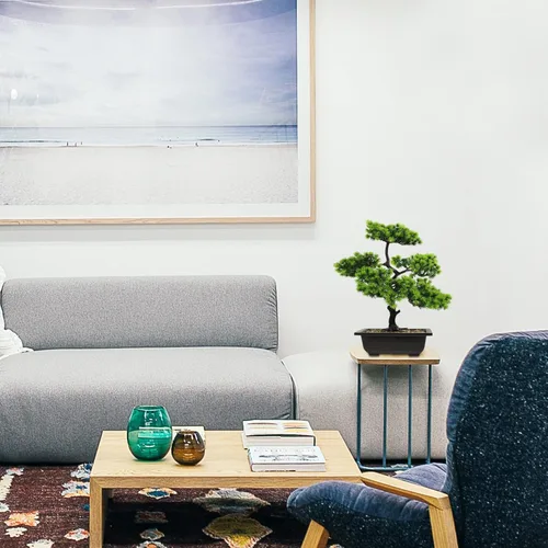 Vista 6 de Yardwe Árbol de pino bonsái artificial: plantas de imitación de pino en maceta, arreglos florales acogedores, decoración de Feng Shui, centros