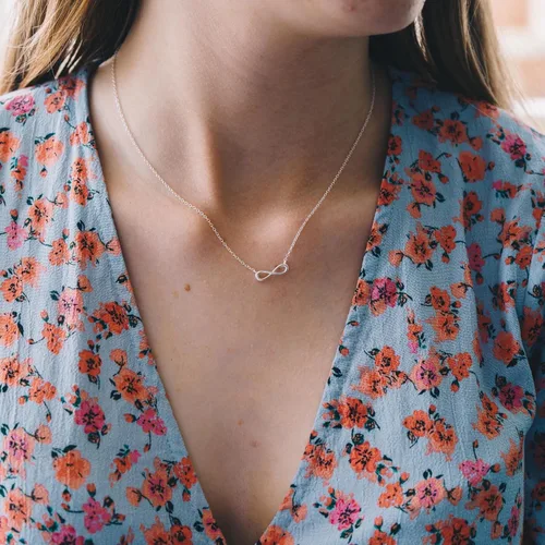 Vista 3 de Friendship Infinite 8 Collar con dije de elefante de la suerte, estrella y círculo de perlas para mujer, tarjeta de regalo