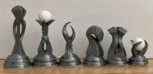 Vista 7 de Juego de ajedrez con temática alienígena – Piezas bellamente diseñadas para un giro exótico fuera de este mundo a un querido juego de ajedrez – Oro