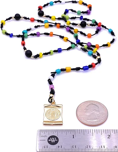 Vista 4 de Collar largo chapado en oro con colgante de San Benito para mujer