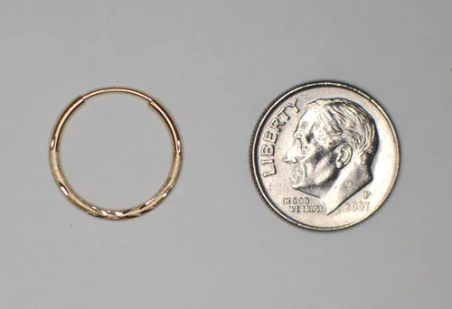 Vista 4 de Aretes de aro sin fin continuos de oro amarillo de 14 quilates con corte de diamante de 0.049 in