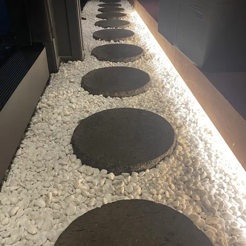 Vista 2 de Rocas blancas de río de 20 libras para paisajismo – 7 horas de piedras pulidas naturales – Piedras pulidas naturales de 1 pulgada para jardín