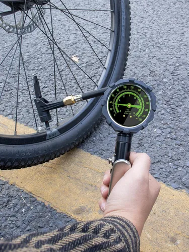 Vista 7 de Inflador de neumáticos de bicicleta con medidor de presión analógico de doble escala de 230 PSI, portabrocas de aire de bloqueo universal Presta