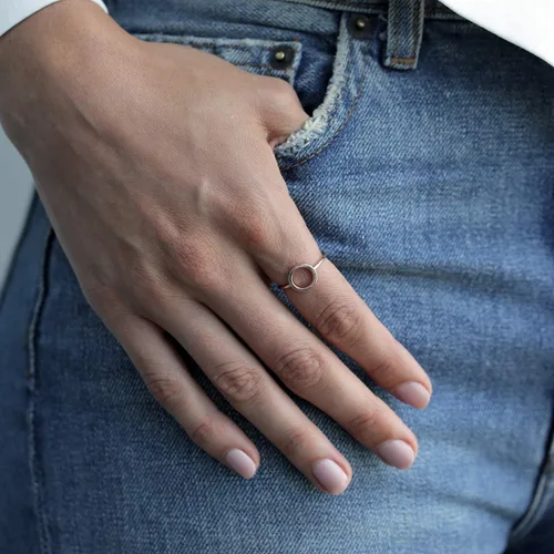 Vista 2 de PAVOI Anillos chapados en oro de 14 quilates para mujer Anillo de oro Karma Circle Anillos apilables