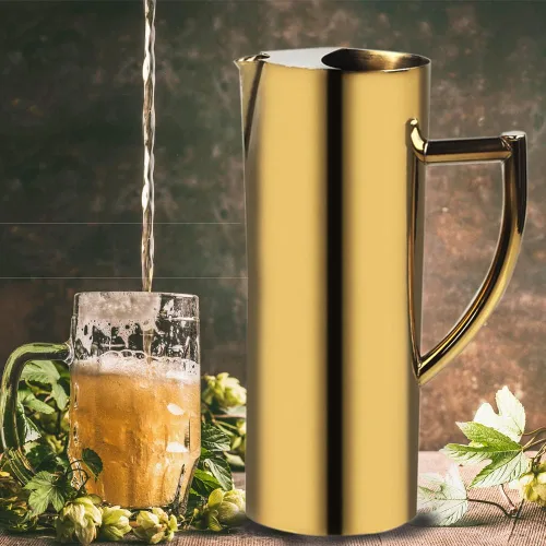 Vista 4 de Jarra de agua de acero inoxidable para restaurante, boca plana, jarra de bebidas de metal, 47 onzas, jarra de té pulida con espejo, dorado MUGLIO Oro