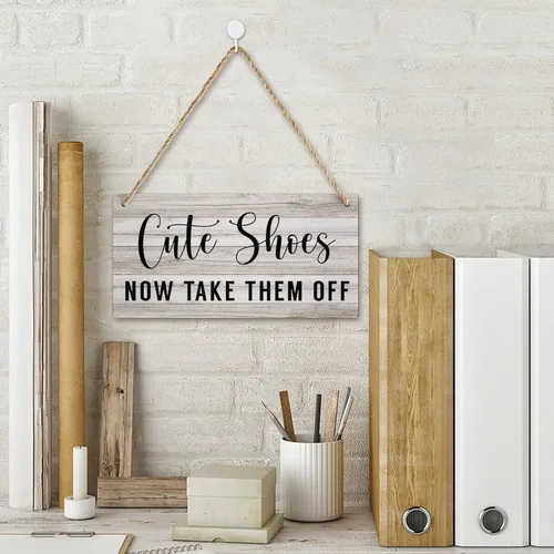Vista 3 de Placa colgante de madera con diseño de zapatos lindos con texto en inglés "Take Them Off", letrero de bienvenida de madera de granja, letrero