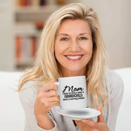 Vista 5 de Taza de café novedosa para mamá, Here's A Mug in stead of a Grandchild- Impresión frontal y trasera, idea de regalo para madres, el mejor regalo