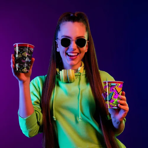 Vista 3 de Fundas para enfriar latas retro de los años 80 y 90, 24 piezas, fundas para botellas y latas de neón de Memphis Fashion - Suministros para fiestas