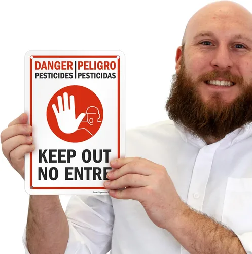 Vista 3 de SmartSign Cartel bilingüe "Danger - Pesticidas, Keep Out, Peligro - Pesticidas, No Entre", impresión digital, plástico HDPE de 55 mil, rojo, negro