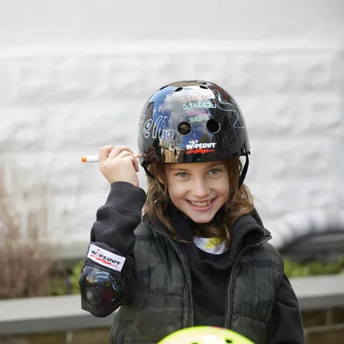Vista 5 de Wipeout Casco de borrado en seco para niños, ideal para bicicleta, patinaje, patinaje en línea y patinaje