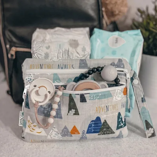 Vista 6 de BapronBaby Adventure Awaits - Bolsa impermeable con dos bolsillos con cremallera, reutilizable para la hora de comer, pañales, cochecitos