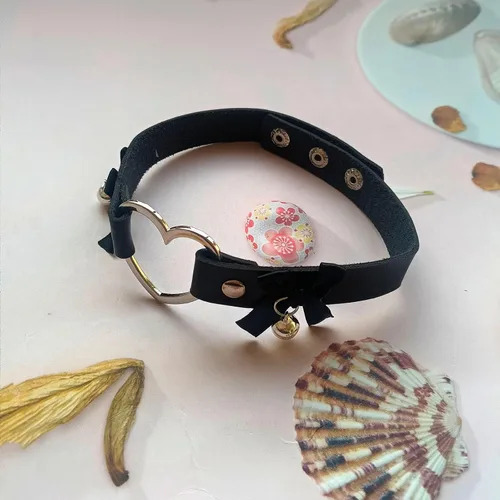Vista 3 de Gargantilla de cuero con forma de corazón gótico, alas de murciélago, collar de gato, cadena de lazo punk, cascabel, cascabel, collar de cinta