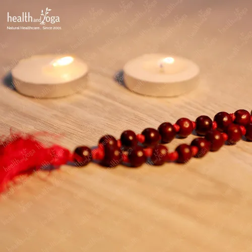 Vista 6 de HealthAndYoga™ Mala de Palo de Rosa (108 + 1 Cuentas con Borla) y Bolsa de Terciopelo - Rosario Anudado a Mano para Canto de Mantra, Meditación