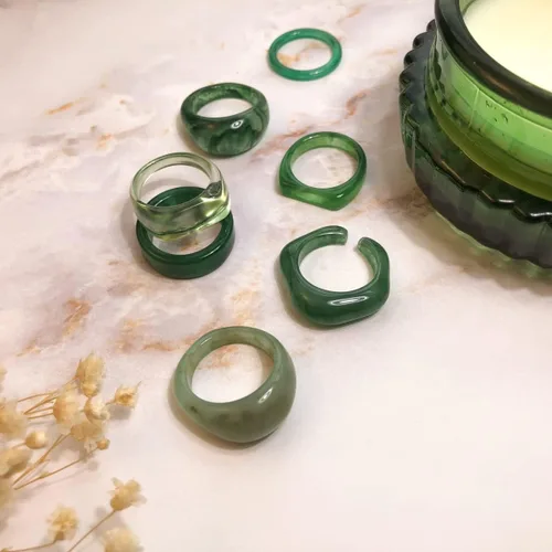 Vista 4 de Viva Joya 24-30 anillos de resina, anillos de plástico acrílicos para mujeres y adolescentes, joyería gruesa y estética, colorida y apilable