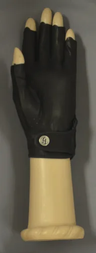 Vista 2 de Guante de golf Solaire HJ para mujer de largo mediano. Beige