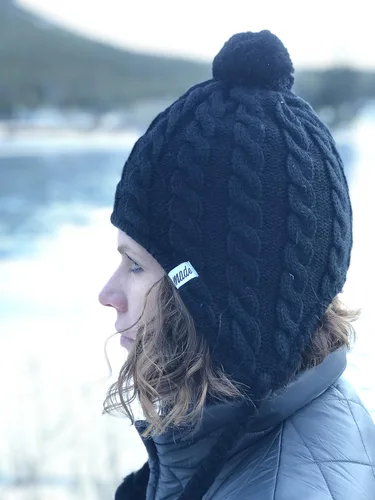 Vista 2 de Mountain Made Gorro de invierno peruano negro para clima frío al aire libre, Negro